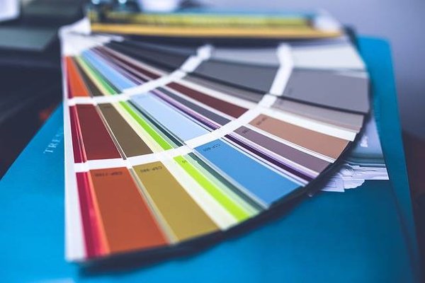Comment maximiser l'espace et la lumière dans votre appartement avec des décorations